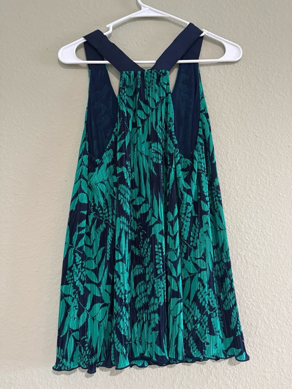 Banana Republic Navy & Teal Pleated V-Neck top - Picture 4 of 4